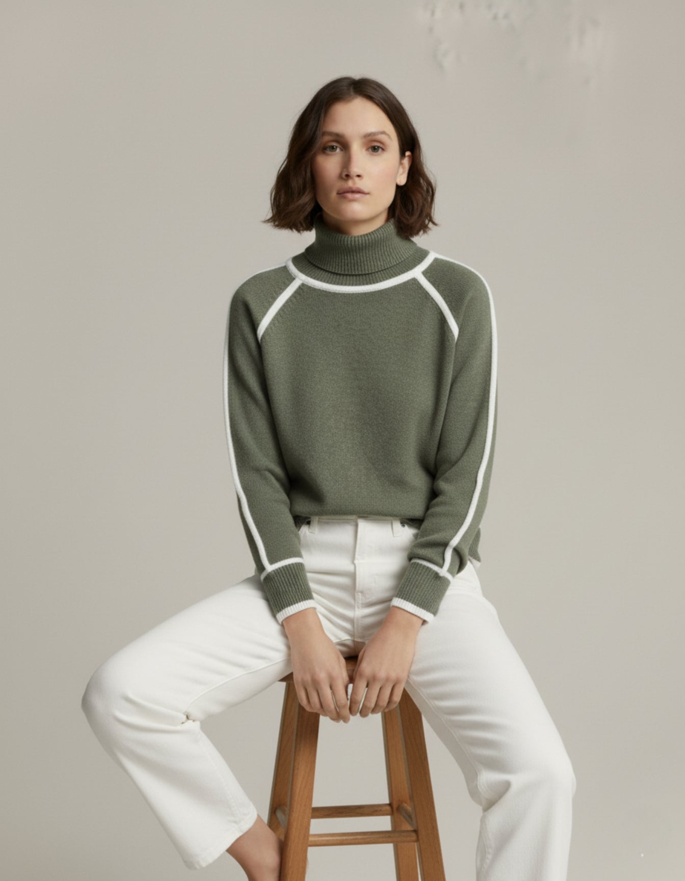 Golf z wełny z kontrastowym wykończeniem