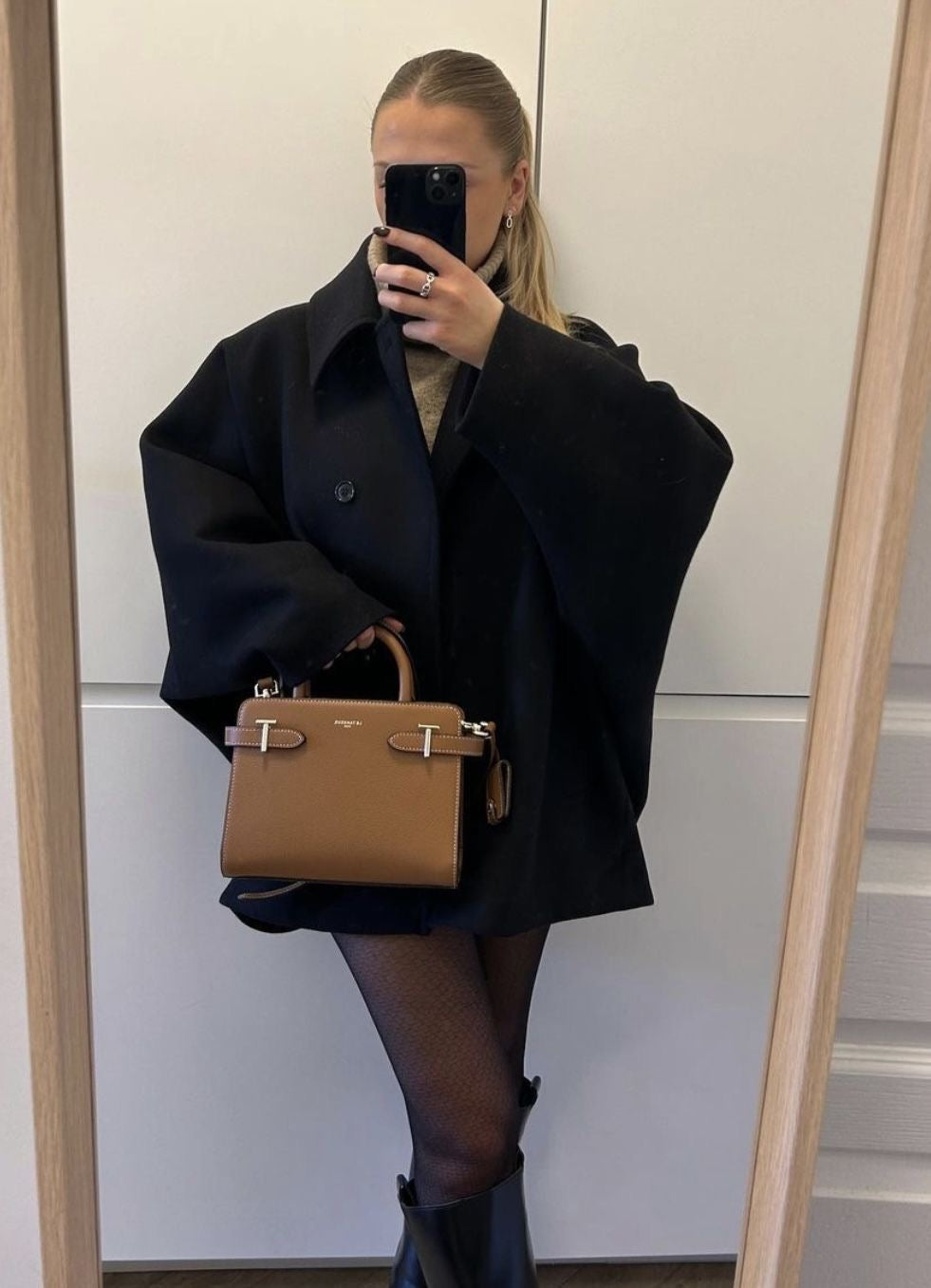 Elegancki, oversize'owy wełniany płaszcz