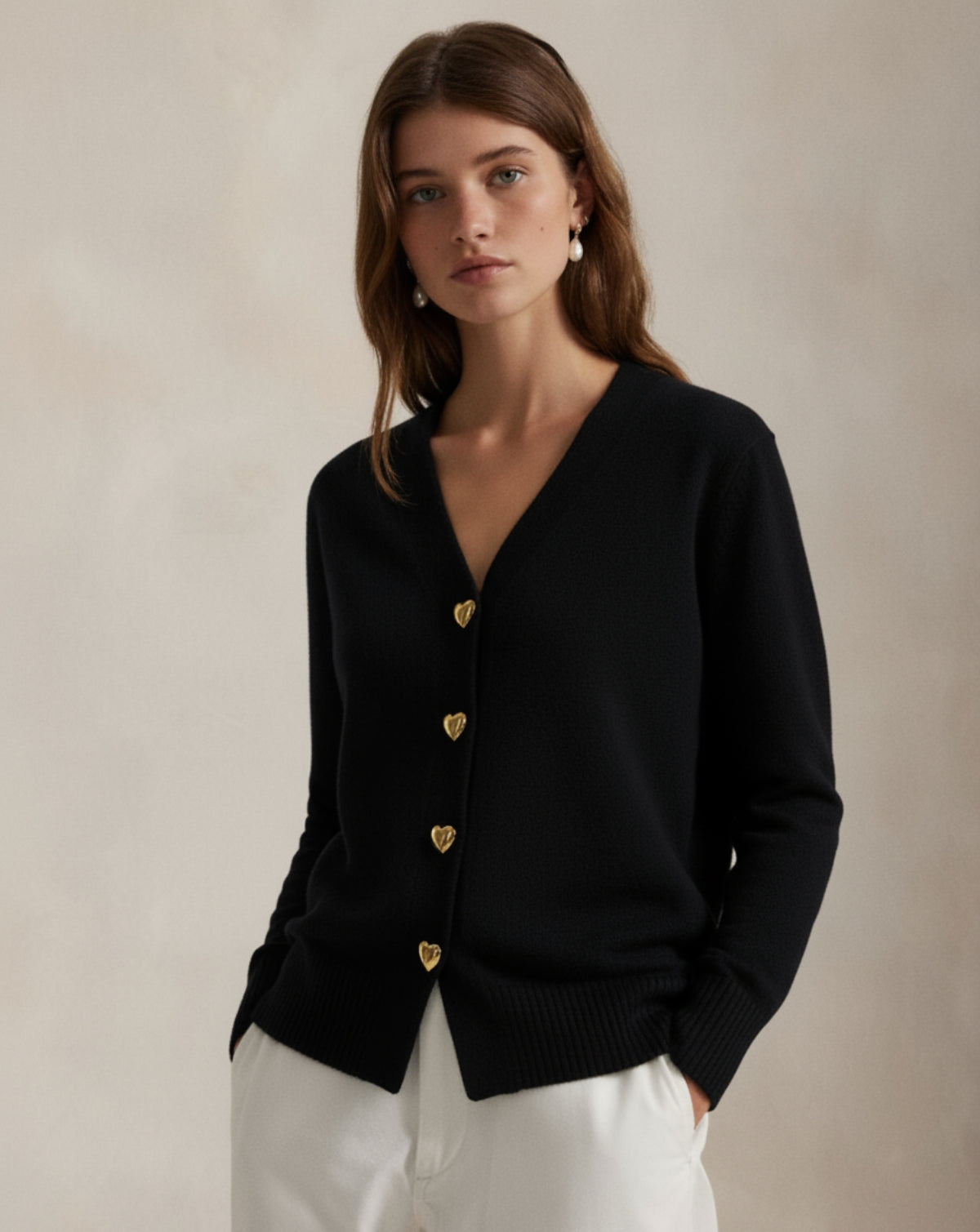 Elegancki wełniany kardigan z guzikami w kształcie serca